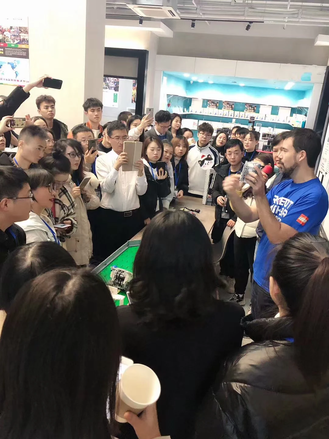 Participants observe a robot demonstration · Chengdu