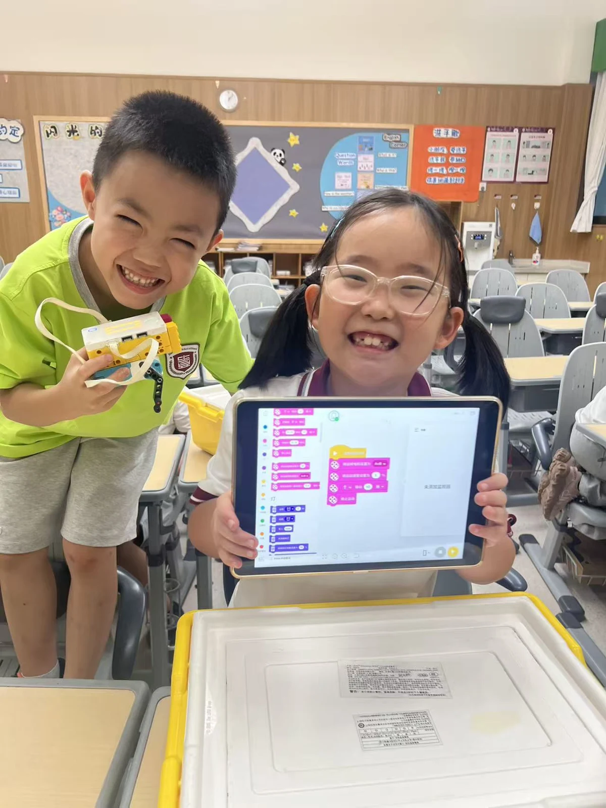 Students explore and share their projects · School project photography