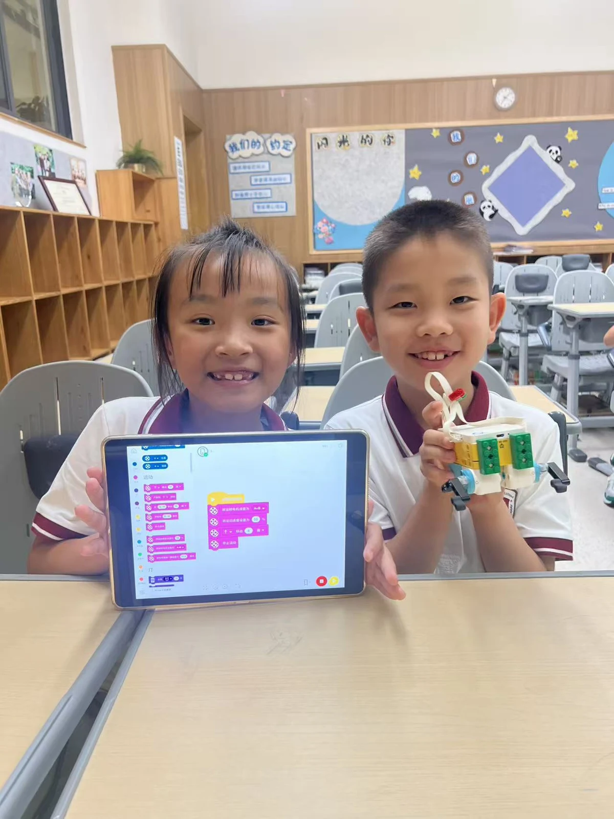 Students explore and share their projects · School project photography